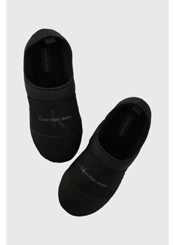 Calvin Klein Jeans kapcie HOME SLIPPER MONO kolor czarny YM0YM00840 ze sklepu ANSWEAR.com w kategorii Kapcie męskie - zdjęcie 172625566