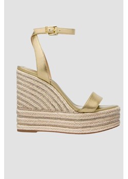 MICHAEL KORS Złote sandały na platformie Leighton Wedge, Rozmiar 38,5 ze sklepu outfit.pl w kategorii Sandały damskie - zdjęcie 173970368