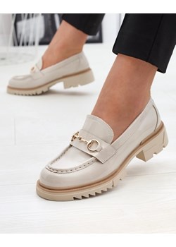 Royalfashion Beżowe lakierowane damskie mokasyny z łańcuszkiem Soterra ze sklepu royalfashion.pl w kategorii Mokasyny damskie - zdjęcie 180252007