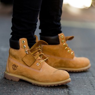 Timberki w stylizacjach damskich i męskich. Jak modnie nosić buty Timberland i trapery innych marek?