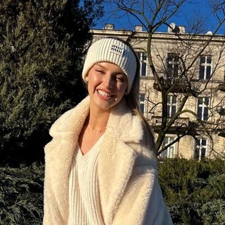 Znana 26-latka stawia na jeden materiał. „Identycznie latałyśmy w latach 70.” 